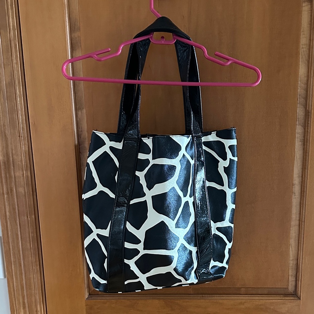 Stylish Black and White Tote Bag - Picture 3 of 16